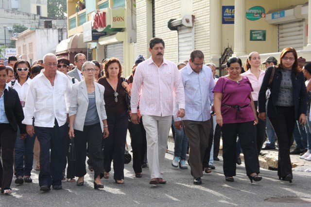 El Gobernador, Representantes del Ayuntamiento y de la Junta de Vecinos desfilan por las calles de Moca